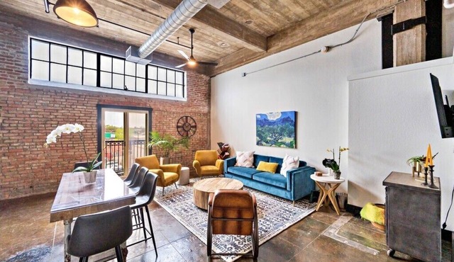 Modern Downtown Domicile