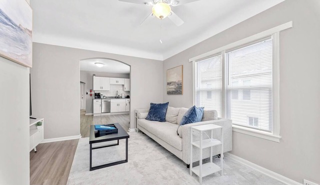 Modern Downtown Getaway 1 Queen Bed 1 Bath 65` TV