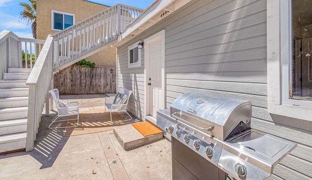 Modern downtown home with fast WiFi, central AC, washer/dryer - near the ocean