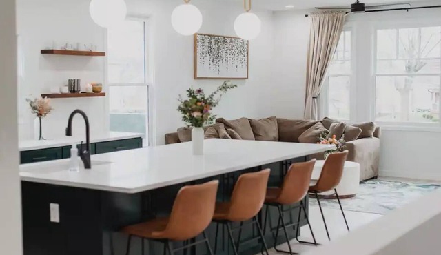 Modern Downtown Indy Apt - King Bed, Patio & Cute Flower Shop Below