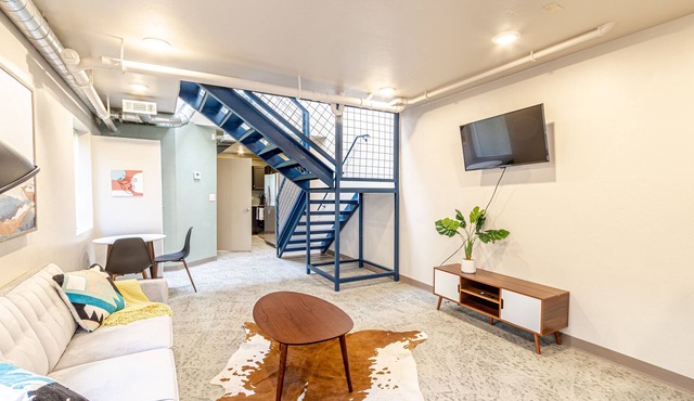 ⭐️ Modern Downtown loft | 2 BD/3 BA + Balcony