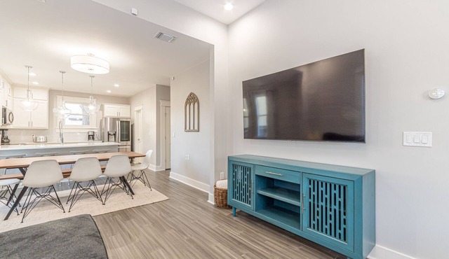 Modern Downtown retreat, walk to the Convention Center & Riverwalk
