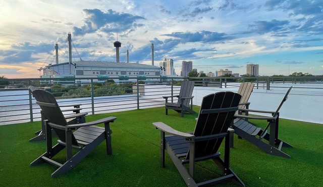 Modern downtown San Antonio rooftop townhouse with stunning Alamo dome views! Each bedroom has a private bath, plus 3 parking spots w/dedicated workspace. Walk to River Walk & Enjoy skyline views from your private rooftop terrace!