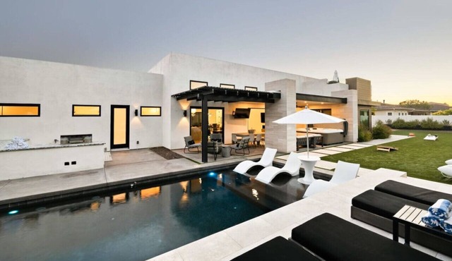 Modern Dream Home Heated Pool Hot Tub 6BR 9 Beds
