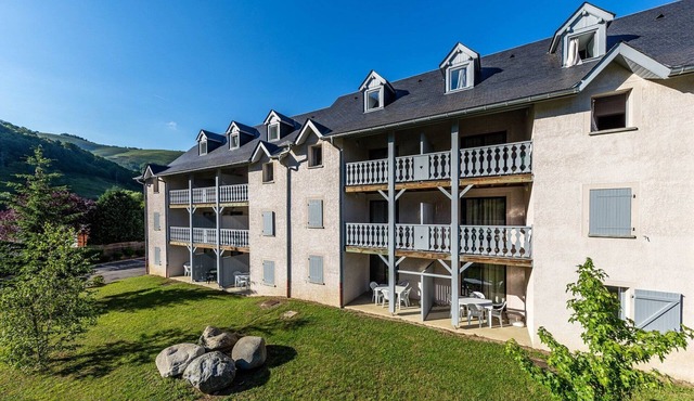 Modern Duplex Apartment 'Arreau'xygène for 7-9 Guests with Mountain View, Shared Pool & Wi-Fi