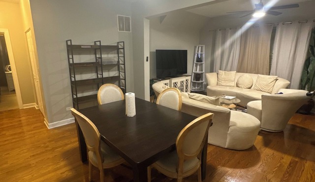 Modern Duplex-Obama & University Chicago Area 3BR, 2.5Bath. Enjoy entire unit.