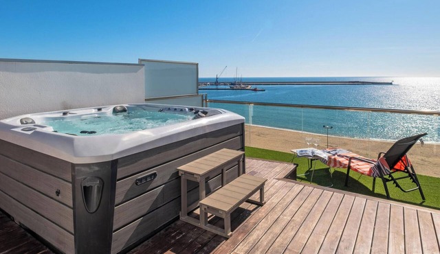 Modern Duplex with Jacuzzi, Terrace & Parking in Palamós