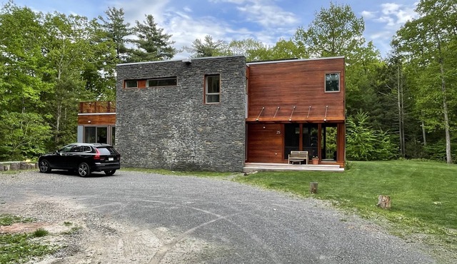 Modern 'Dwell' Home - Private Haven-H.I.T.S & HUNTER mountain