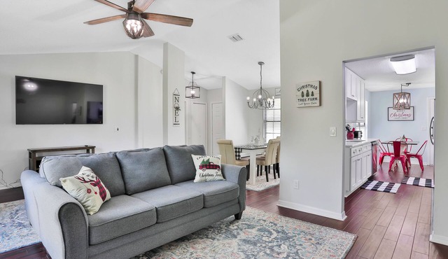 ★Modern E. Orange Park 6+Bed Fence Garage Beach 45min★ 1 of 7 local properties