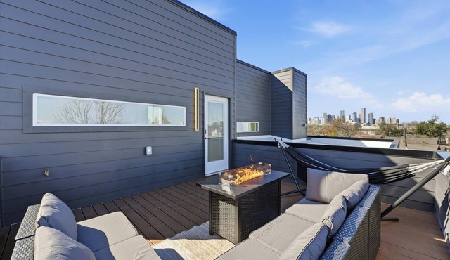 Modern EaDo Retreat w/Private Rooftop+Skyline Views/FULLY STOCKED