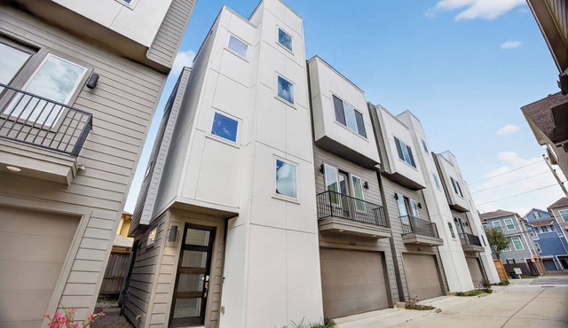 Modern EaDo Stay - 3BR Townhome w/Private Deck