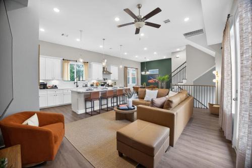 Modern EaDo Stay - 3BR Townhome w Private Deck