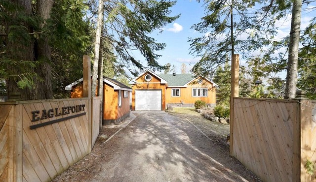 Modern Eagle Point Cottage with Sauna Bbq Hot Tub on Tay Trail