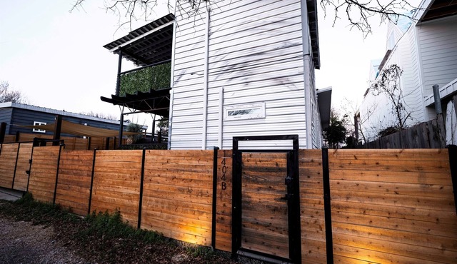 Modern East Austin Studio ❤️ Rooftop Views Free Parking Near Downtown