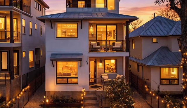 Modern East Central Downtown Group Home - Rooftop Patio - Walkable - Sleeps 14