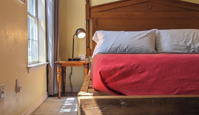 Modern Eco-Friendly Townhouse; Walk to Park & Recreation King Bed
