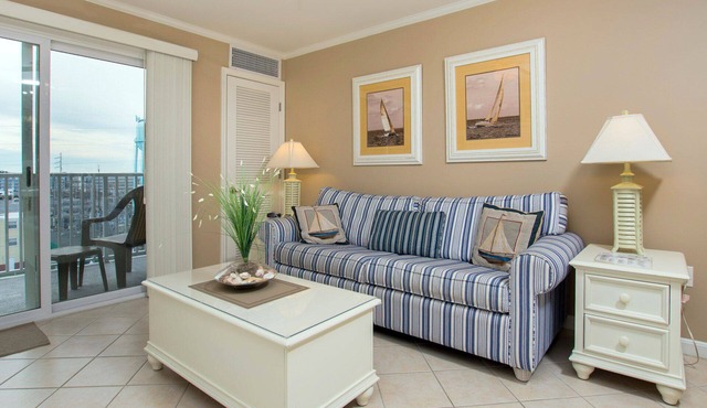 Modern efficiency unit located on 42nd street, close to beach and convention center!