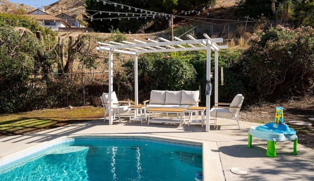 MODERN ELEGANCE: 4BR BURBANK HOUSE with SWIMMING POOL and FENCED PATIO/YARD p12