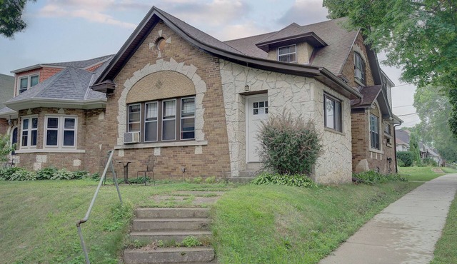 Modern Elegance: 5 Min to Downtown + Pet Friendly