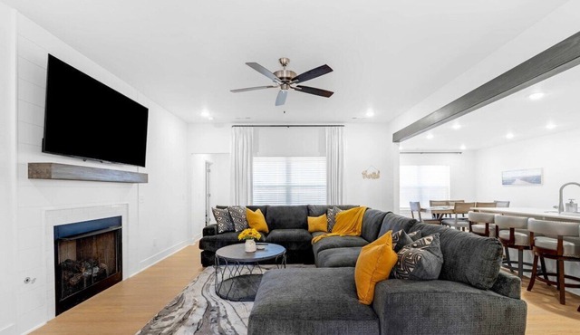 Modern Elegance - Just 10 Mins to U of A