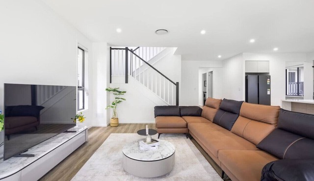 Modern Elegance: Spacious 5BR Retreat in Rochedale