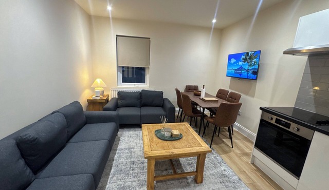 Modern Elegance/Spacious 3 Bedroom Flat