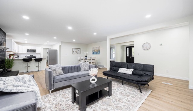 Modern Elegance Spacious 4BR with Hot Tub and screened porch & Pool Table