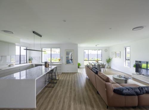 Modern Elegance Spacious 5BR Retreat in Rochedale