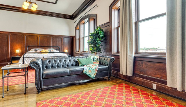 Modern Elegance: Timeless Crawfordsville Studio!