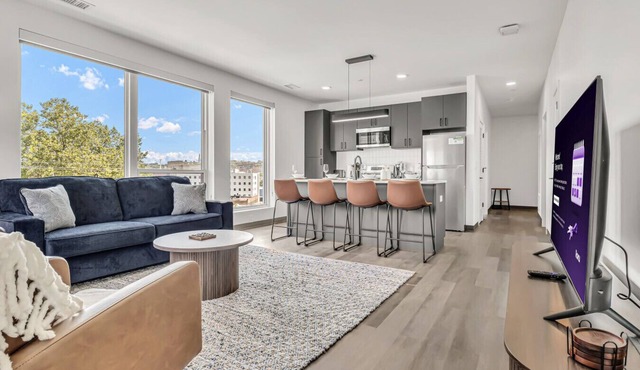 Modern & Elegant 2BR | Cleveland Clinic
