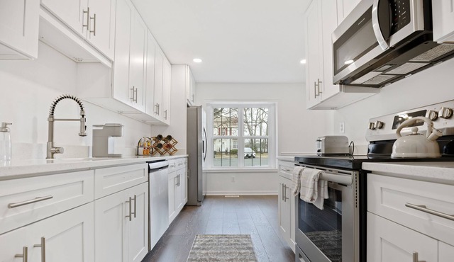 Modern, Elegant & Artsy 3bed 3 bath Townhome like New!