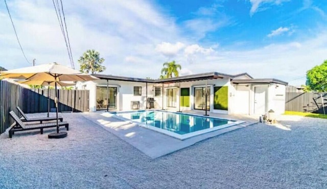 Modern & Elegant Home Private Heated Pool