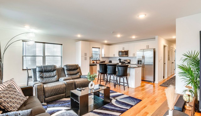 Modern Elizabeth Apartment ~ 1 Mi to Train Station