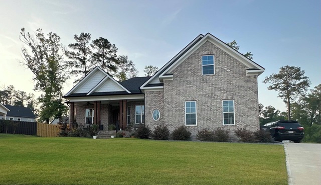 Modern Eloquent 5-bedroom house for Masters Group WiFi, AC, kayaking Plus more!