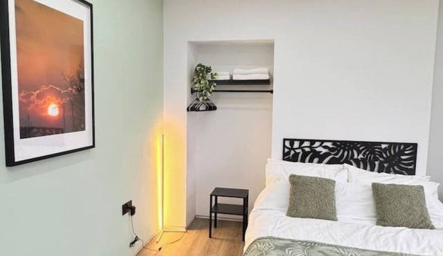 Modern en-suit room in bristol 1