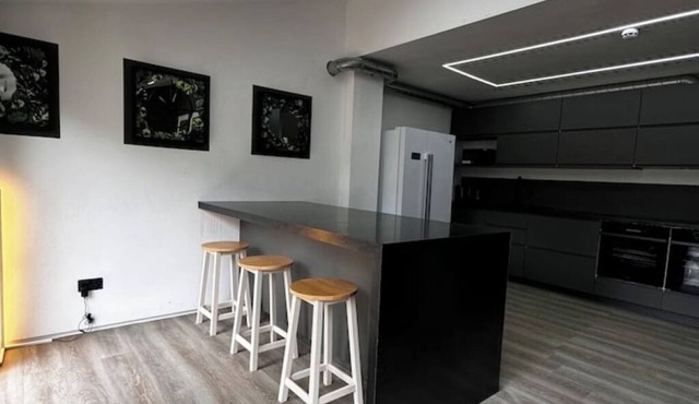 Modern en-suit room in Bristol 5