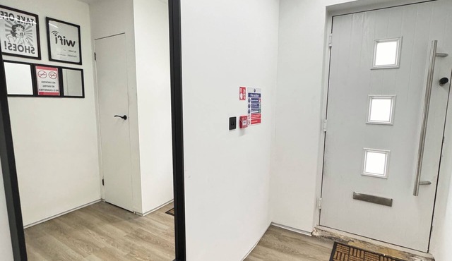 Modern en-suit room in bristol 4