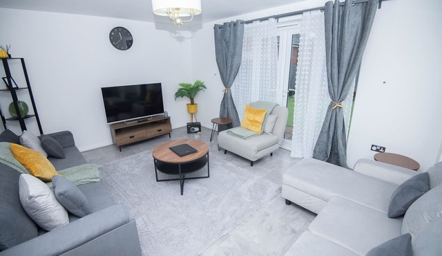 Modern Entire 5 bed House sleeps 11 perfect for Family Groups & Business people