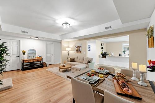 Modern Escape, Pool, Golf, Game Room, Gym, 10min Lake & Downtown