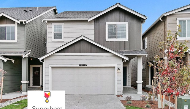 Modern Escape | Spacious 4BR Home for Families, Groups & Business Travelers