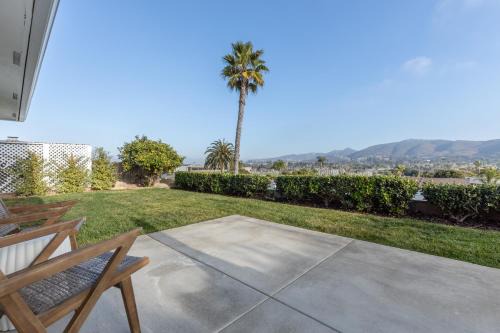 Modern Escape w Mountain Views, Walk to Lake, Golf, Resort, Dining