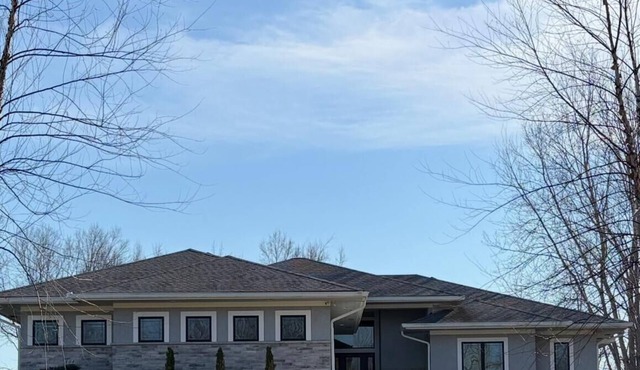 Modern estate home on 1 acre lot, 13 mile/24 Min. to GEAH Field, Blue Springs MO