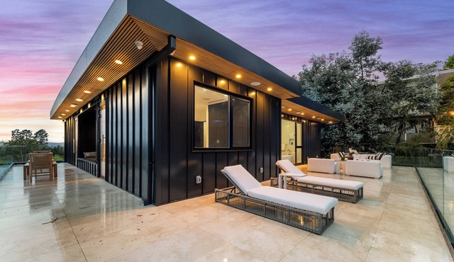 MODERN ESTATE IN HEART OF BEVERLY HILLS