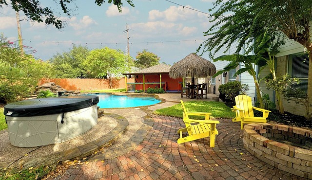 Modern, exotic 5br, pool, hot-tub near Woodlands
