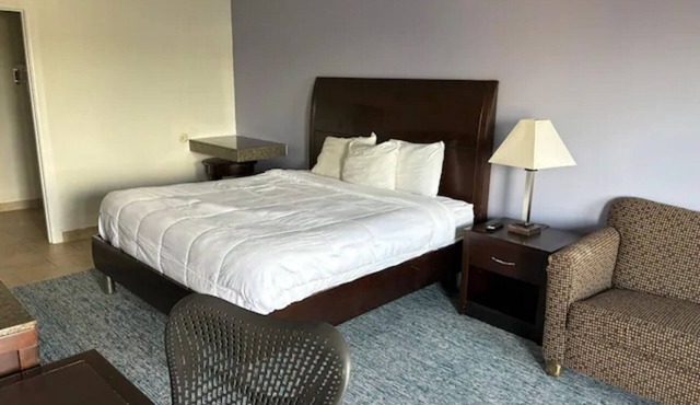 Modern Extended-Stay Hub | Cozy Comfort w/Kitchenette & Free Parking