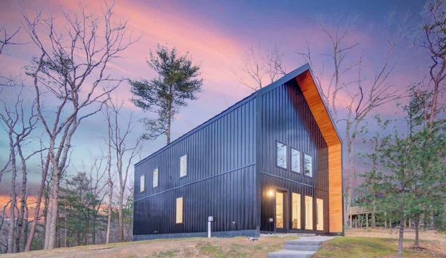 Modern Family Cabin 1 min to Bryce! Fire Pit! KING Bed