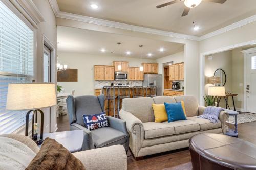 Modern Family Cabin: Walk to Table Rock Lake