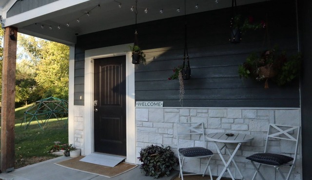 Modern, Family-Friendly Space, Quick KC Downtown, Driveway, Quiet Road & Nature!