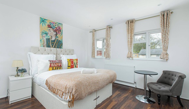 Modern Family-Friendly 4 Bedroom Apartmentn-Sleeps 7 in Style