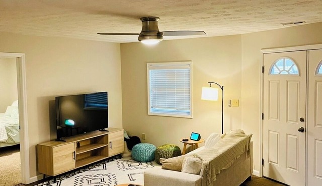 Modern family-friendly home - walk to WVSU and Shawnee Sports Complex